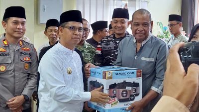 Bupati Berikan Bantuan Kepada Pelaku UMKM Kabupaten Karimun